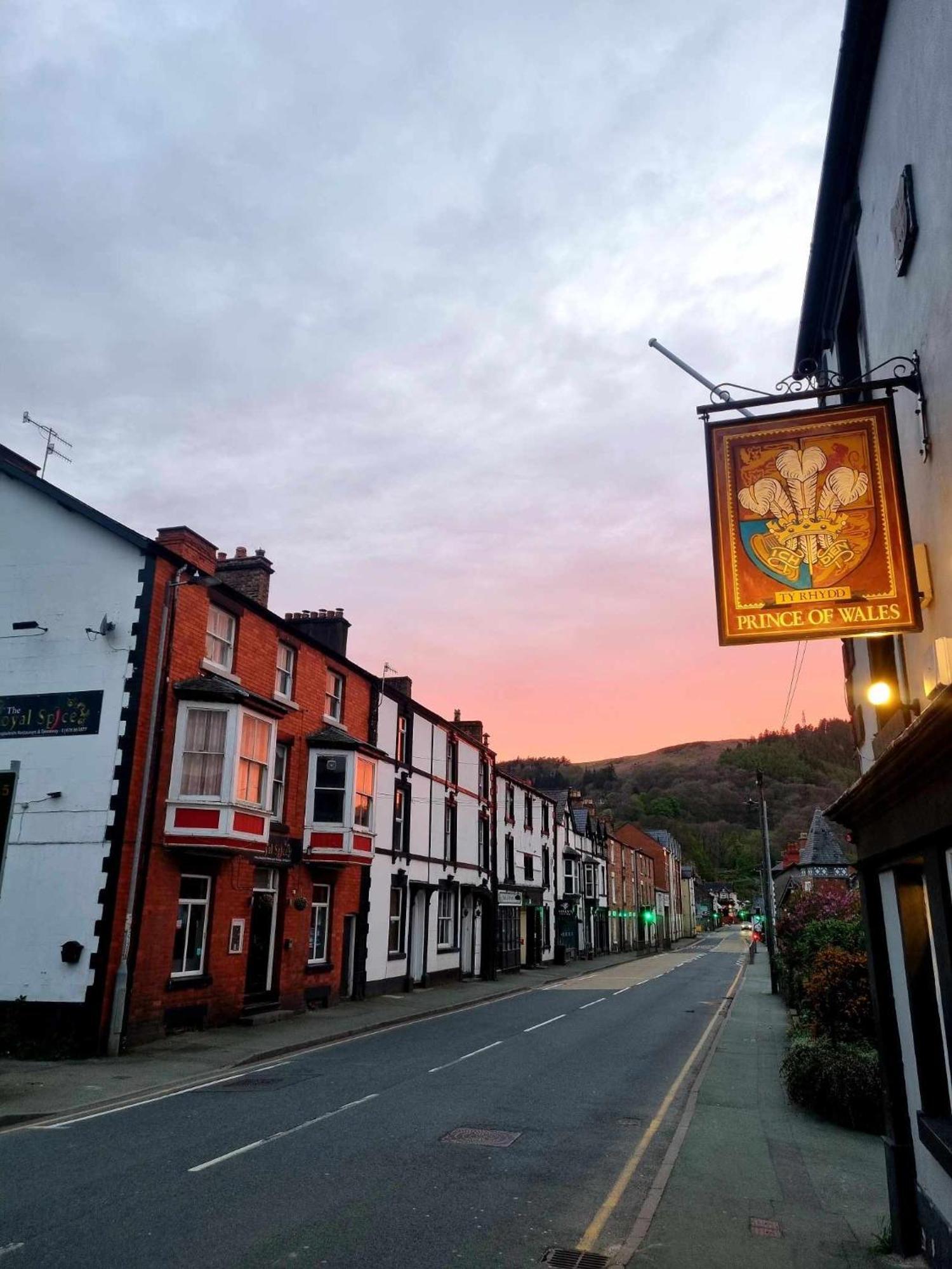 Prince Of Wales Pub And Accommodation คลางกอซเลน ภายนอก รูปภาพ